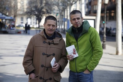 L’ex-pres d’ETA Fernando Etxegarai (esq.), amb l’autor del llibre ‘Recoja sus cosas’, Ander Zurimendi.