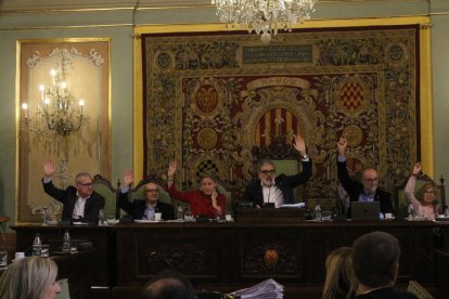 Una votación en el pleno de la Paeria de ayer, que se prolongó durante más de siete horas.