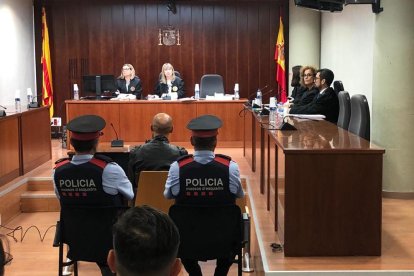 El acusado por el crimen de Academia, este lunes en la Audiencia de Lleida en la primera jornada de juicio.