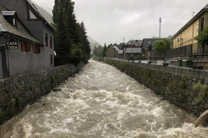 La Garona al seu pas per Arties, al municipi de Naut Aran.