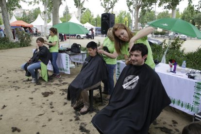 Unas 250 personas, la mayoría peñistas, se cortaron el pelo con fines solidarios.