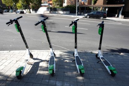 Tráfico quiere prohibir a patinetes y bicis circular y estacionar en aceras