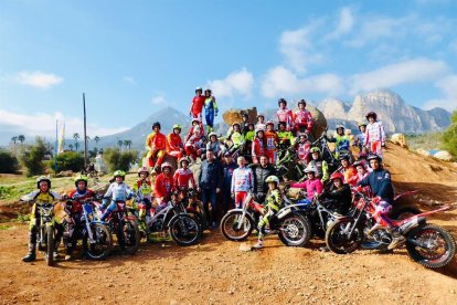 Un trialer lleidatà, a l’‘stage’ de la Federació Espanyola - Roger Casas (a la imatge, el segon per l’esquerra) es troba aquests dies a la localitat alacantina de la Nucia participant en l’XI Stage La Primavera del Trial, que organitza  ...