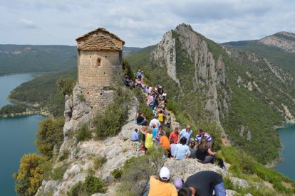 Visitants recorrent l’entorn de l’ermita de la Pertusa.