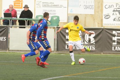 Juanto, que va tornar a marcar, es disposa a xutar davant de dos defenses del Llagostera.