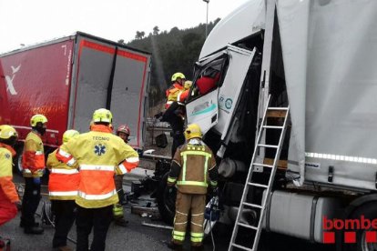 Un camioner va quedar atrapat a l’interior de la cabina i va haver de ser rescatat.