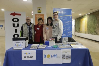 Down Lleida se sumó ayer a la jornada solidaria con la venta de calendarios y lotería en el Arnau. 