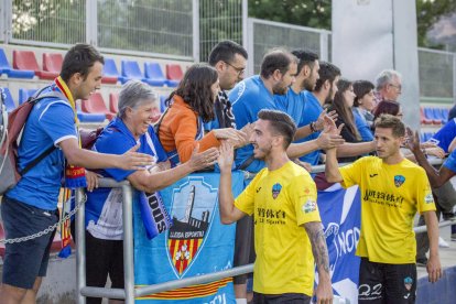 Pedro Martín, autor del gol del Lleida Esportiu, intenta superar el porter de l’Atlètic Llevant.