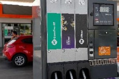 El gasoil torna a pujar després de cinc setmanes i la gasolina s'estanca