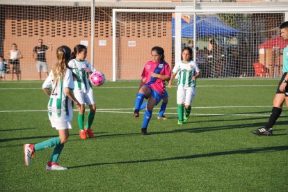 A l’esquerra, un instant del partit entre l’Encamp i el Piera de benjamins, i a la dreta, una jugadora del Sant Andreu i una altra del Gimnàstic Manresa en una escapada.