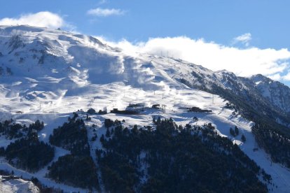 Imagen de los cañones de nieve en funcionamiento ayer en Baqueira. 