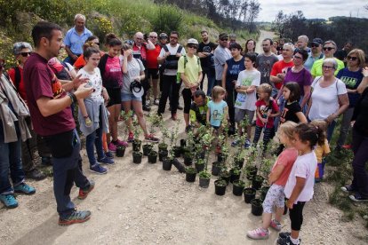 Marc Valls da unes breves indicaciones antes de iniciar la plantada popular. 