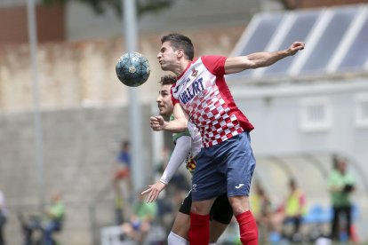 Un jugador del Balaguer, en un salt amb un del Sants, ahir.