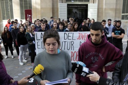 El Comité Juvenil de Lleida ha leído su manifiesto de presentación delante del Rectorado de la UdL.