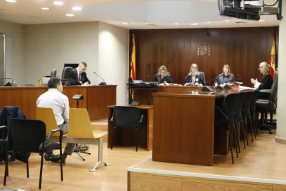 El acusado, en el banquillo, respondiendo a las preguntas de las fiscal. 