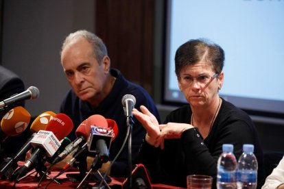 Los padres del joven de 23 años fallecido, ayer durante una rueda de prensa.