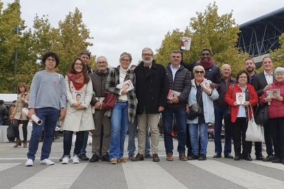 Miembros del PSC visitaron el mercadillo del Camp d’Esports.