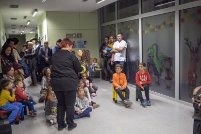 Imagen del estreno de los vinilos con elementos de la cultura popular en el CAP de Cervera. 