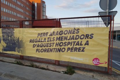 Una pancarta en el Arnau. 