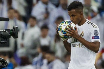 Rodrygo con el balón del ‘hat-trick’.