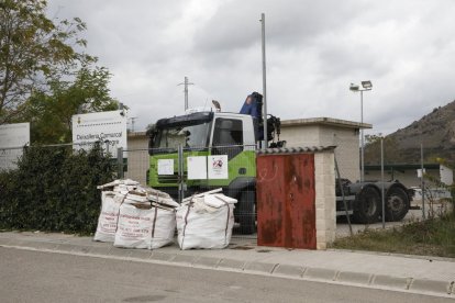 Un camión y grandes sacos llenos de tierra bloquean el paso a la 'deixalleria' de Artesa de Segre.