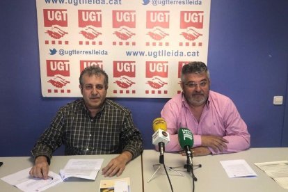 Los responsables de la UGT-FICA en Lleida, Xavier Perelló y Antoni Dolcet, durante la rueda de prensa.