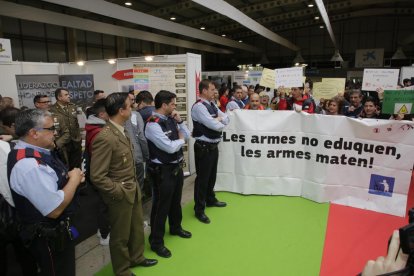 Imagen del salón de este año, en el que hubo una manifestación contra la presencia del Ejército. 