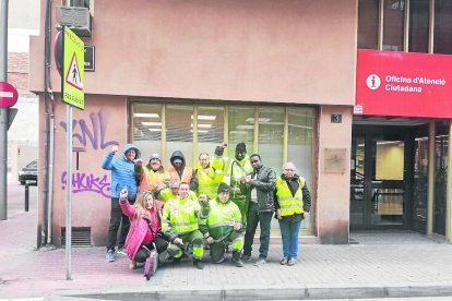 Els treballadors de FCC, ahir després de l’acte de conciliació a Treball i contenidors desbordats al centre de Balaguer i al polígon industrial d’Artesa de Segre.