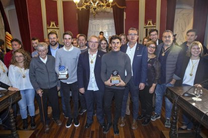 Els germans Márquez, al costat d’autoritats, família i amics ahir a la Paeria on van rebre un homenatge abans de la festa d’avui.