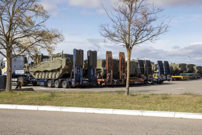 Imatge del comboi militar amb tancs i vehicles blindats estacionat ahir a Granyanella.