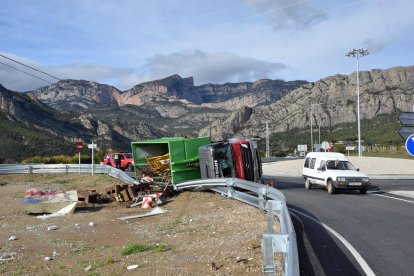 Imatge del camió que va bolcar ahir al matí a la C-14 a Oliana.