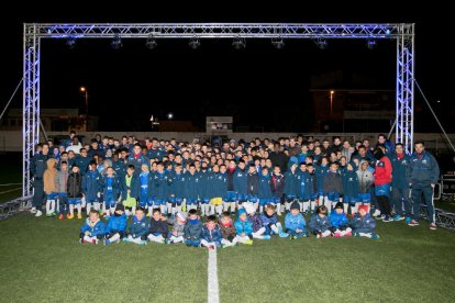 Els jugadors i els entrenadors de l’Escola de Futbol Baix Segrià ahir durant l’acte de presentació.