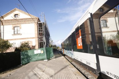 El tren que fa el trajecte de Lleida-la Pobla de Segur, al seu pas per l’estació de Vallfogona.