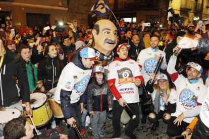 Milers de fans dels dos germans Márquez van suportar durant hores l’intens fred per celebrar al seu costat el doblet mundialista.