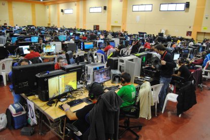 La Lan Party ha llenado de ordenadores el pabellón ferial. 