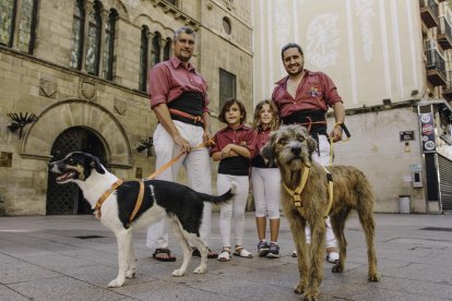 El Wabi i el Theon protagonitzen el mes de maig del calendari amb els castellers a la plaça Paeria.