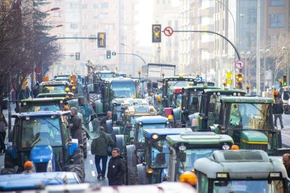 Moments de tensió a les portes de la seu d'Acció Climàtica.