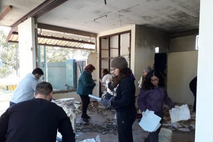 Voluntarios ayer en la antigua fábrica textil.