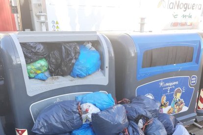 Contenedores desbordados y basura en el suelo, ayer en Artesa de Segre.