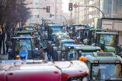 Momentos de tensión en las puertas de la sede de Acció Climàtica