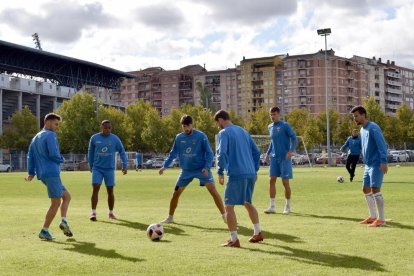 La plantilla del Lleida, durante el entrenamiento de ayer en el Annex.