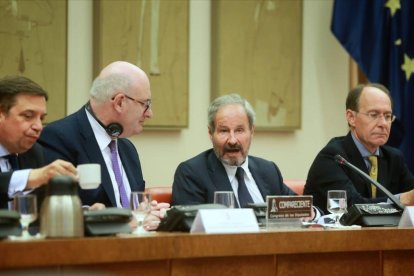 El ministre Luis Planas, Phil Hogan i el president de la Comissió d’Agricultura, José Ignacio Llorens.