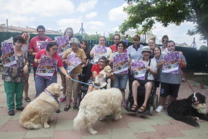 Usuaris del centre ocupacional L’Espígol fan una crida a la participació al festival Vals un Potosí.