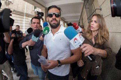 Antonio Manuel Guerrero, el guardia civil de La Manada, ayer a su salida de los juzgados de Sevilla.