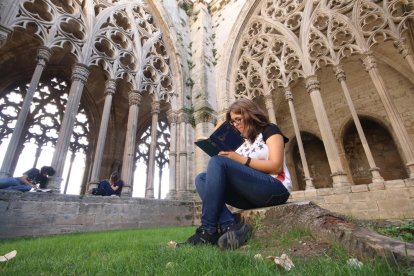 El claustre de la Seu Vella, sala de lectura la tarda dels dimecres.