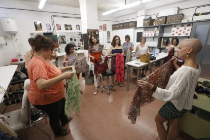 Lourdes Cruz, a la dreta, acompanyada de les assistents al taller de mocadors a l’INS Torre Vicens.