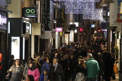 El carrer Major ahir a la tarda, pres per passejants i comerciants.