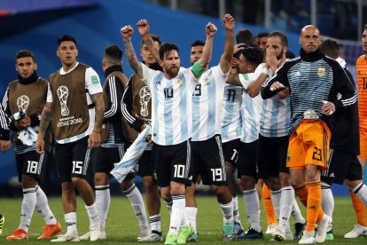 Los jugadores argentinos, con Messi a la cabeza, celebran la clasificación.