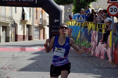 Rosamari Carulla, en el momento de cruzar la línea de meta, ayer en Corbins.