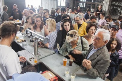 El vermut popular llenó ayer a mediodía la nave 5 de Cal Trepat. 